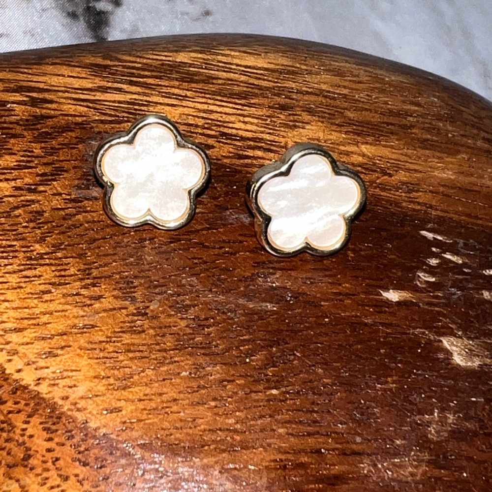 Gold and Cream Flower Stud Earrings‎